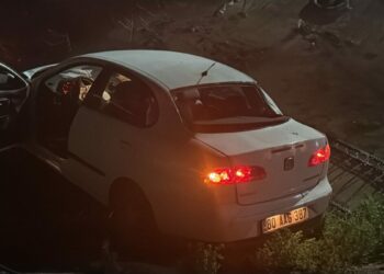 Osmaniye'de otomobil, köprüden düştü: 1 yaralı