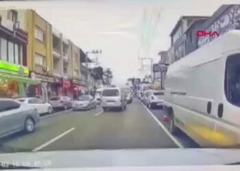 TIR'dan inip, bıçakla otomobile saldırdılar; o anlar kamerada