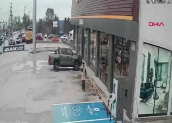 Kırklareli'deki zincirleme kazada 5 kişi yaralandı; kaza anı kamerada