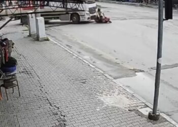 Osmaniye’de kamyonun çarptığı motosikletin sürücüsü öldü; kaza kamerada