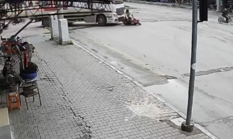 Osmaniye’de kamyonun çarptığı motosikletin sürücüsü öldü; kaza kamerada