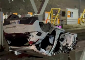 Pendik’te otomobil gişelere çarptı: 2 yaralı