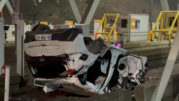 Pendik’te otomobil gişelere çarptı: 2 yaralı