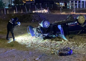 Ankara'da otomobil, bariyerlere ve direğe çarpıp takla attı: 1 ölü