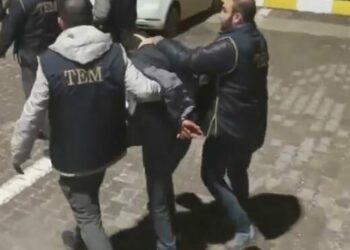 Diyarbakır'da Nevruz etkinliğinde terör örgütü pankartı açan 6 şüpheli gözaltına alındı