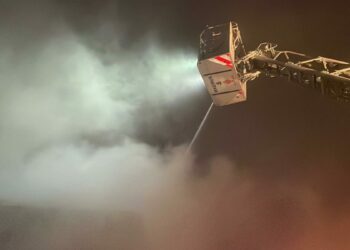 Sultangazi'de 2 katlı binada çıkan yangın söndürüldü