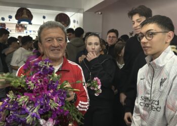 Dünya 2'ncisi beden eğitimi öğretmeni, 40 yıllık mesleğine öğrencilerinin gözyaşlarıyla veda etti