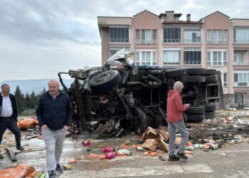 Fren sisteminde arıza olduğu iddia edilen kamyon, 4 araca çarptı: 19 yaralı