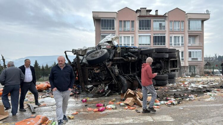 Fren sisteminde arıza olduğu iddia edilen kamyon, 4 araca çarptı: 19 yaralı