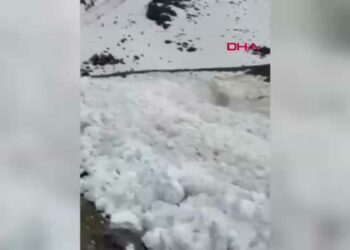Hakkari'de meydana gelen çığ kamerada