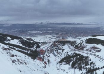 Kar kalınlığının 240 santimetre ölçüldüğü Palandöken'de kayak sezonu uzadı