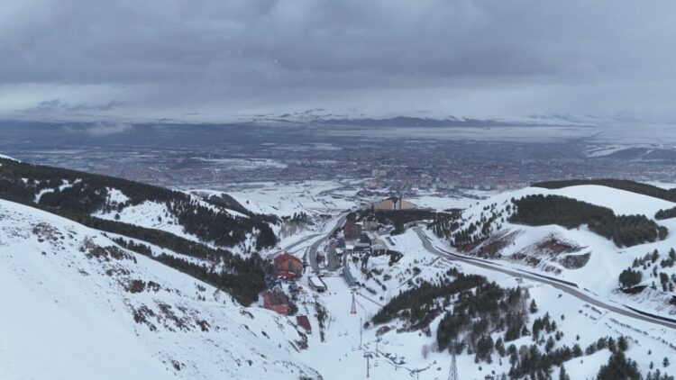 Kar kalınlığının 240 santimetre ölçüldüğü Palandöken'de kayak sezonu uzadı