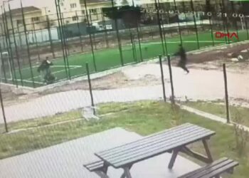 17 yaşındaki çocuk, akranını pompalı tüfekle vurdu; olay kamerada