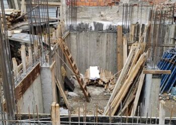 Zeytinburnu'nda inşaatta merdivenden düşen işçi yaralandı