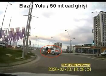 Otomobile çarpmamak için sürücüsünün manevra yaptığı motosiklet devrildi; kaza kamerada