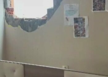 Küçükçekmece'de iş makinesi yıkım sırasında yandaki apartmanın duvarını yıktı: Ev sallanıyor
