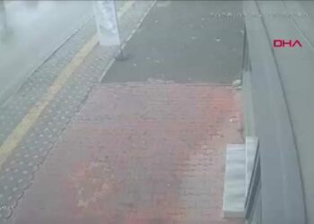 Osmaniye’de otomobilin iş yerine daldığı kaza kamerada