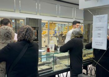 Kuyumcu satacak altın kalmayınca dükkanına, 'vallahi billahi tillahi yok' yazısı astı