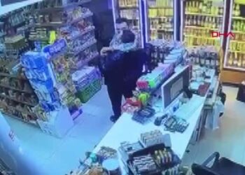 Alkollü iş yeri sahibinin tartıştığı müşteriyi öldürdüğü anlar kamerada