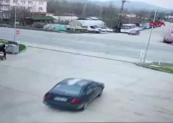 Bartın'da 3 aracın karıştığı kaza kamerada