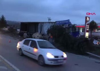Freni boşalan TIR, 4 araca çarpıp elektrik direğini devirdi: 6 yaralı