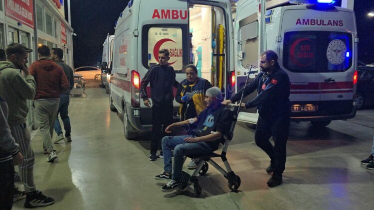 Adana'da iki grup arasında bıçaklı kavga: 2 yaralı