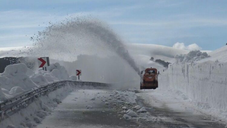 4 aydır ulaşıma kapalı olan 2 bin 600 rakımlı Bülbülan Geçidi’nde karla mücadele