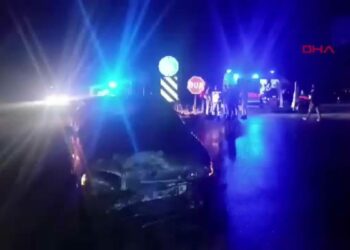 Polis aracıyla otomobil çarpıştı: 1'i polis, 3 yaralı