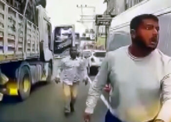 TIR’la otomobilin önünü kesip, sürücüyü tehdit eden baba ile oğlundan 'el hareketi' iddiası