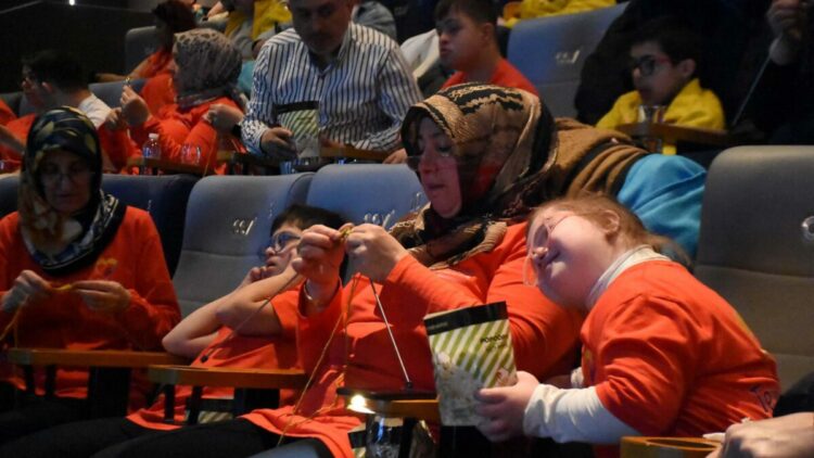 İzmir'de ‘sevgi ilmekleri’