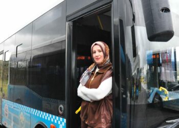 Soma'nın ilk kadın otobüs şoförü oldu