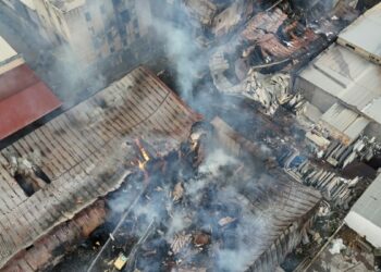 İzmir'de sanayi sitesinde yangın; 7 iş yeri zarar gördü