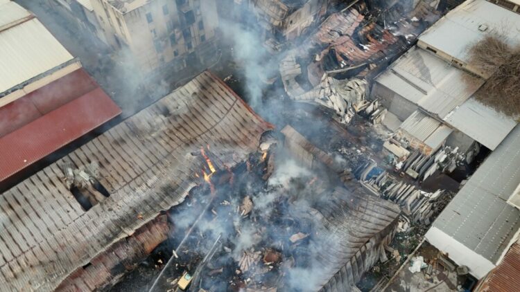 İzmir'de sanayi sitesinde yangın; 7 iş yeri zarar gördü