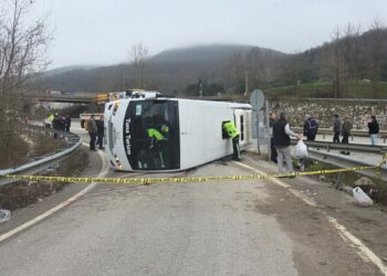 Yalova’da işçi servis midibüsü devrildi: 1 ölü, 20 yaralı