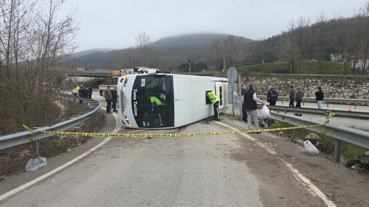 Yalova’da işçi servis midibüsü devrildi: 1 ölü, 20 yaralı