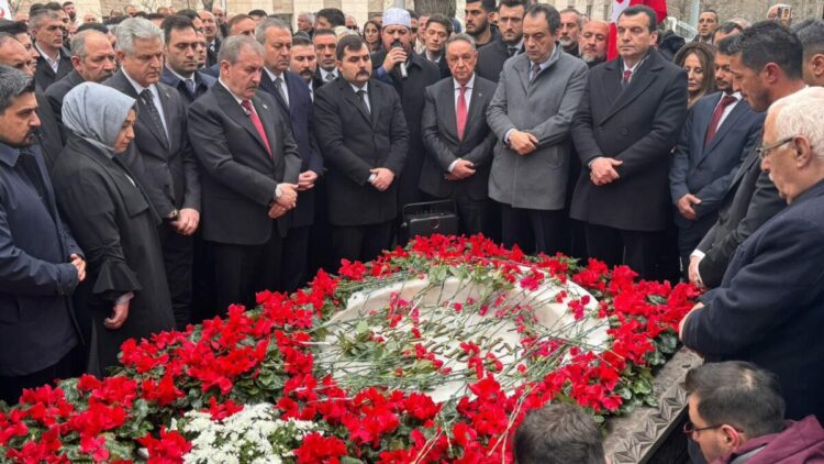 Muhsin Yazıcıoğlu, mezarı başında anıldı