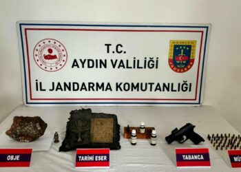 Aydın'da tarihi eser operasyonu; deri üzerine altın işlemeli tılsım kitabı ele geçirildi