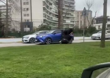 Pendik'te trafikte tartışmasında iki kadın saç saça kavga etti
