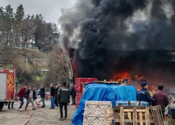 Yangın çıkan depoda zarar oluştu