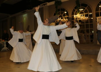 Down sendromlu çocukların semazen ve zeybek gösterisi beğeni topladı