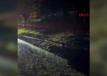 Otomobiliyle direğe çarpan sürücü yaralandı