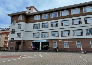 Sınıfta sıkılan spreyden etkilenen 6 öğrenci hastaneye kaldırıldı