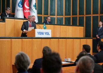 Davutoğlu: Türkiye'nin doğru yaptığı şeyler var