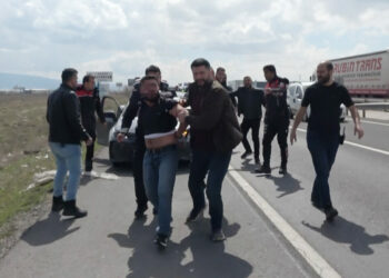 Kaçarken otomobiliyle 2 araca çarpan sürücü, 30 kilometrelik takiple yakalandı