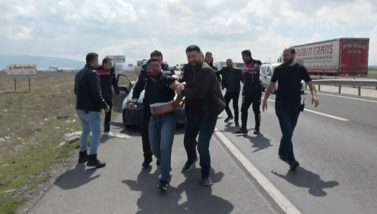 Kaçarken otomobiliyle 2 araca çarpan sürücü, 30 kilometrelik takiple yakalandı