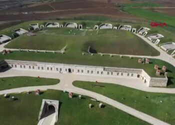 TÜ Senatosu'ndan Balkan Savaşları şehitlerine tabyada anma; kanlı sancağa karanfil bıraktılar