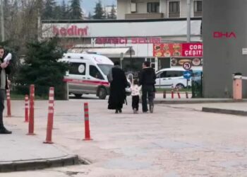 İnegöl’de iki otomobil çarpıştı; 1’i çocuk 5 yaralı