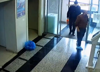 Sağlık merkezine çamurlu çizmelerini çıkarıp galoşla girdi; o anlar kamerada