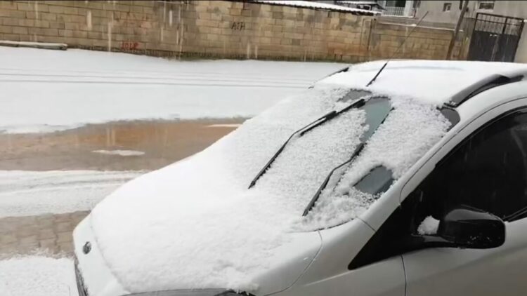 Hatay'da sağanak ve dolu nedeniyle yollar göle döndü