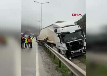 Park halindeyken hareket eden TIR, refüje çarptı